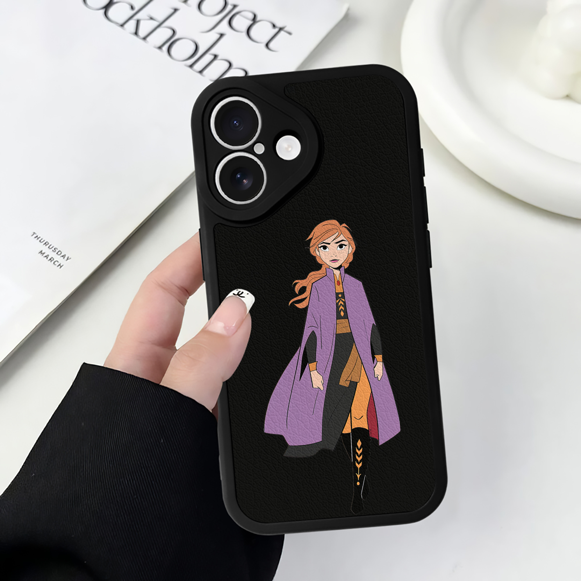 （画像用） アナと雪の女王 アンナ エルサ Frozen Anna Elsa 【iPhone 16シリーズ対応】シリコンスマホケース（レザー調） 材質：シリコン